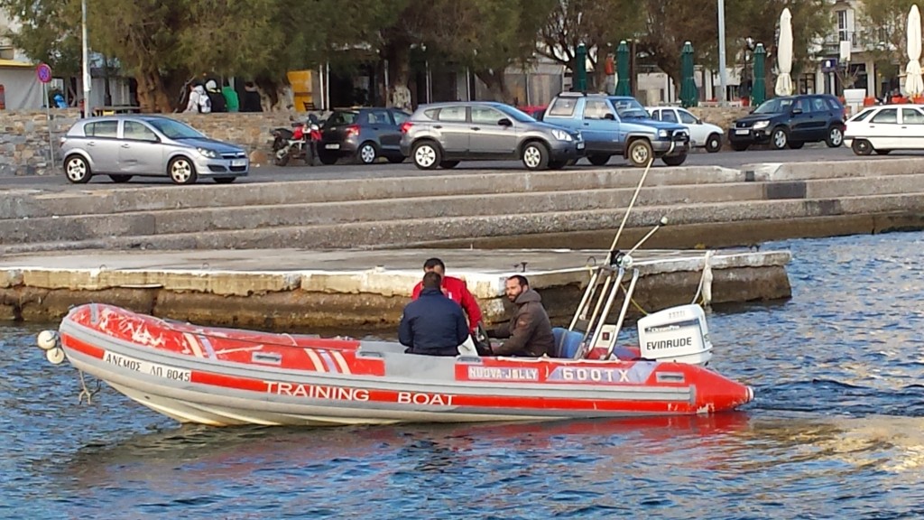 Ο εκπαιδευτής μαζί με τον εξεταστή και τον υποψήφιο χειριστή κατά την διάρκεια της εξέτασης.