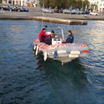 Ο εκπαιδευτής μαζί με τον εξεταστή και τον υποψήφιο χειριστή κατά την διάρκεια της εξέτασης.