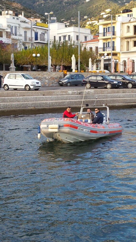 Ο εκπαιδευτής μαζί με τον εξεταστή και τον υποψήφιο χειριστή κατά την διάρκεια της εξέτασης.