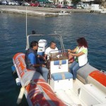 Ο εκπαιδευτής μαζί με τους υποψήφιους χειριστές κατά την διάρκεια της εκπαίδευσής τους.