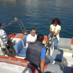 Ο εκπαιδευτής μαζί με τους υποψήφιους χειριστές κατά την διάρκεια της εκπαίδευσής τους.